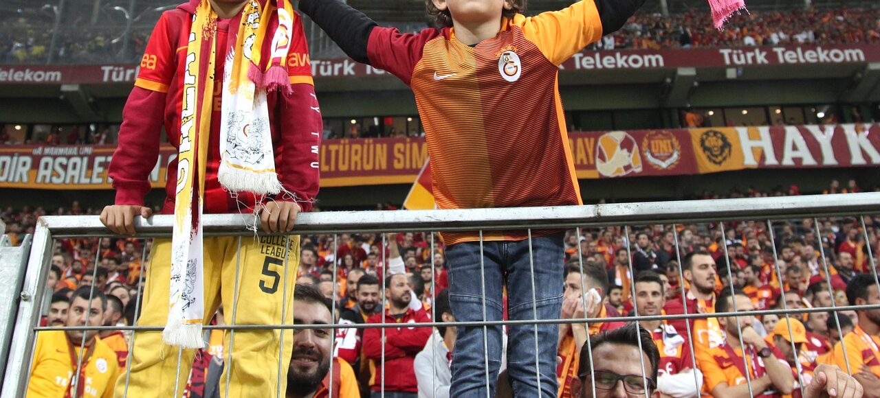 #caption2 Los Aficionados del Fútbol: Pasión, Tradiciones y Comunidad